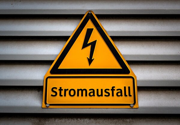 Bild vergr&ouml;&szlig;ern: Gelbes Warnschild mit Aufschrift Stromausfall